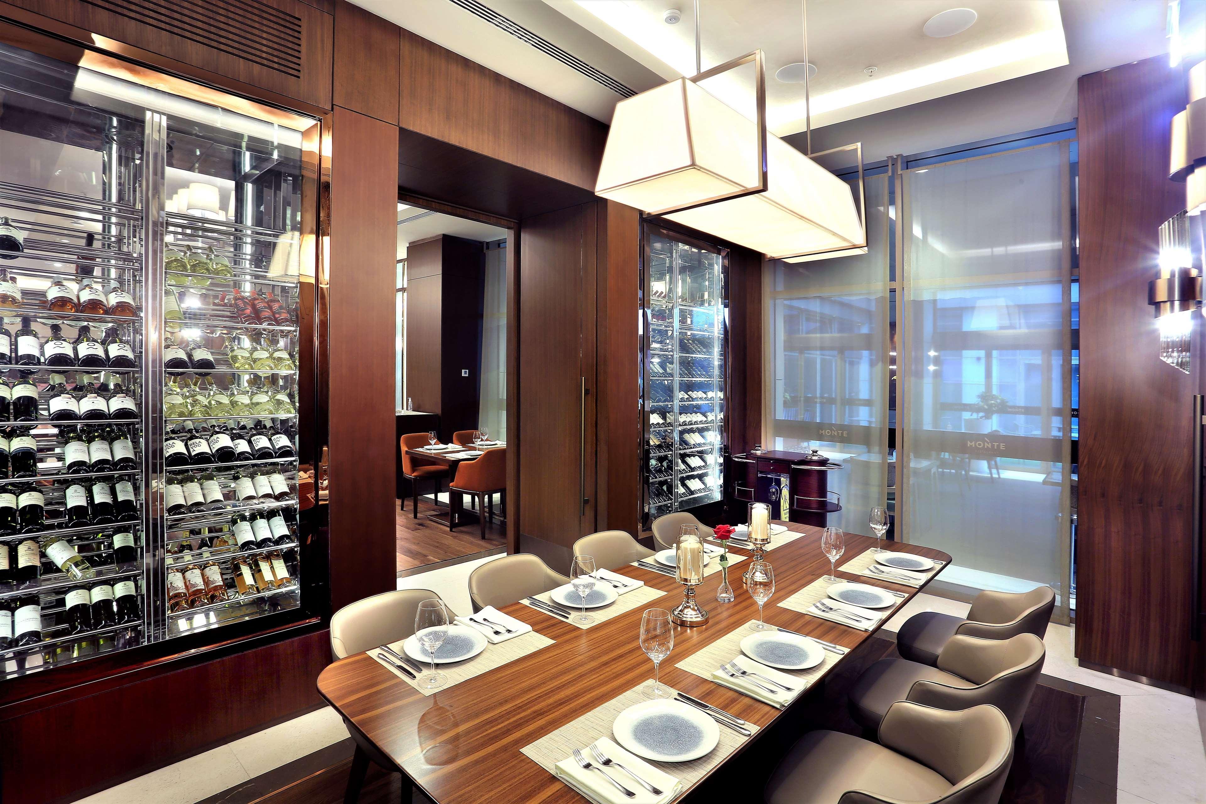 Doubletree By Hilton Skopje Hotel Ngoại thất bức ảnh The interior of the restaurant