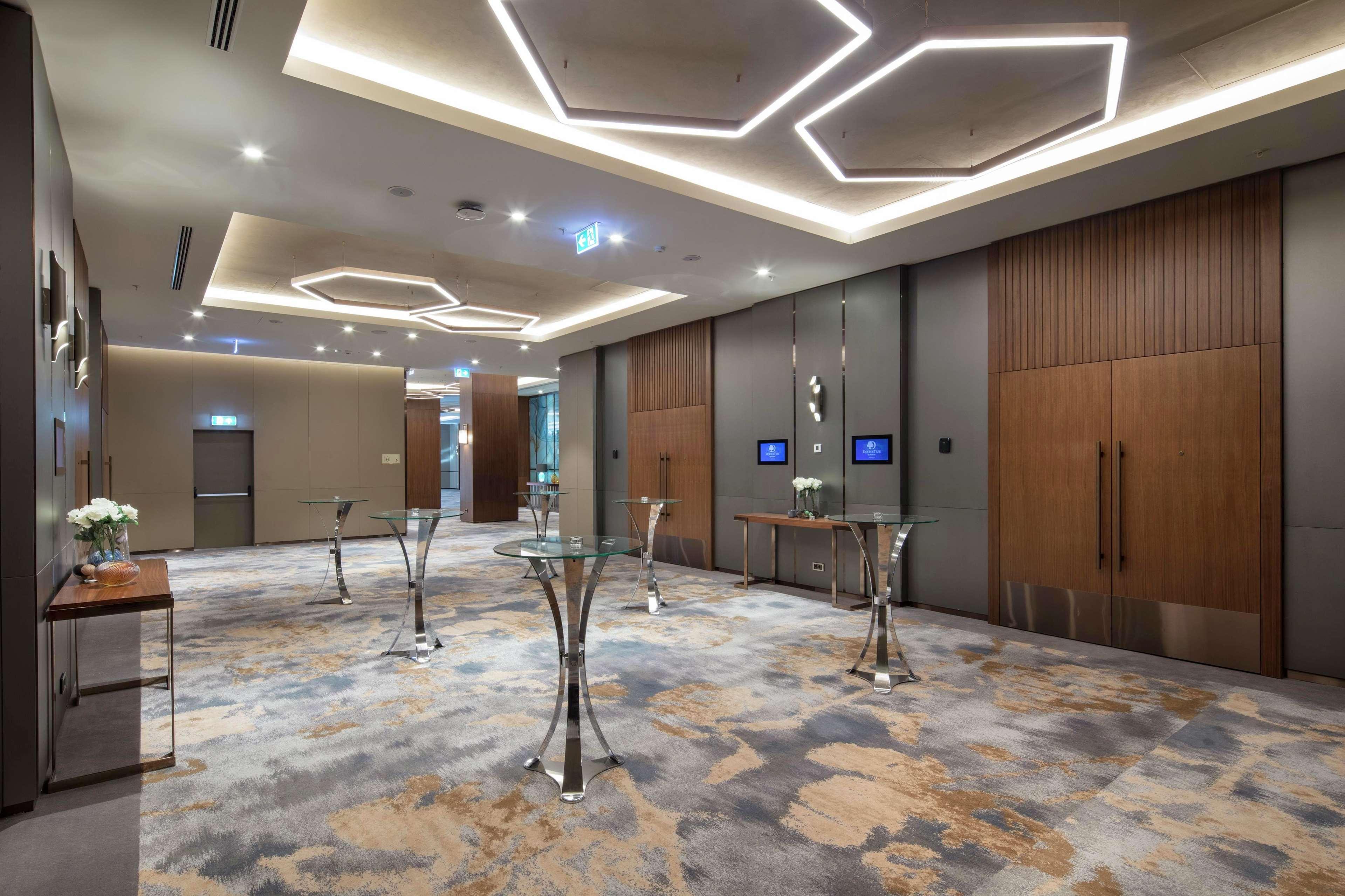 Doubletree By Hilton Skopje Hotel Ngoại thất bức ảnh The lobby of the hotel