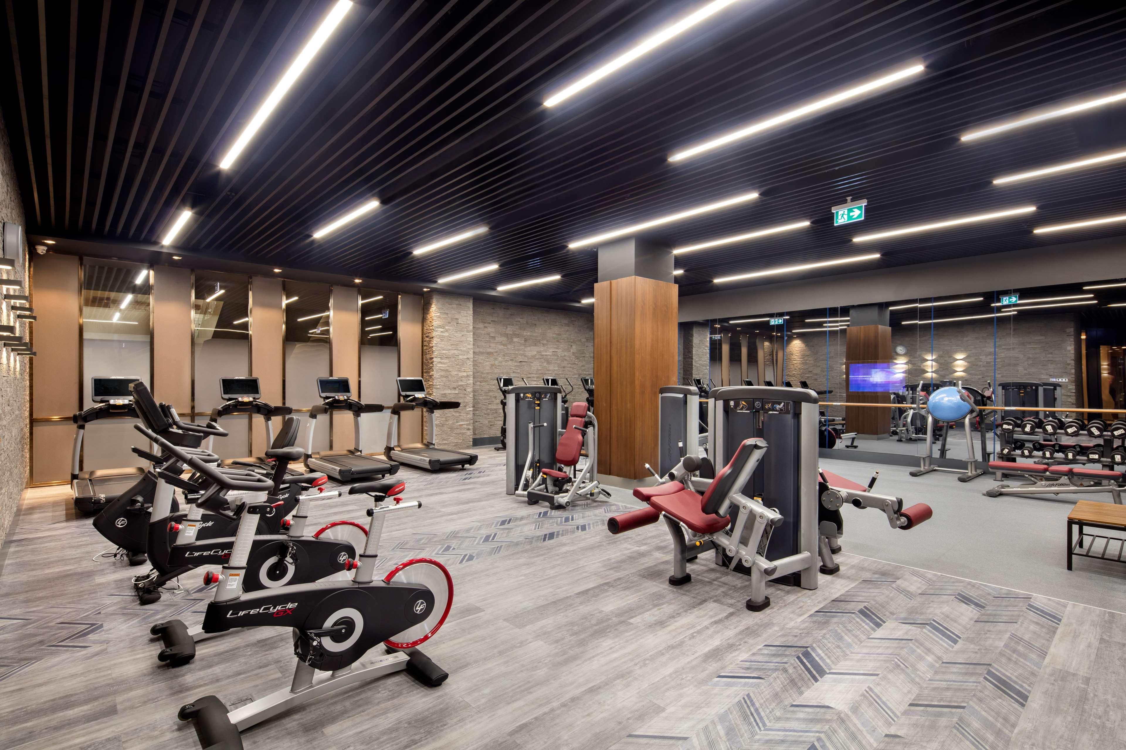 Doubletree By Hilton Skopje Hotel Ngoại thất bức ảnh The gym at the hotel