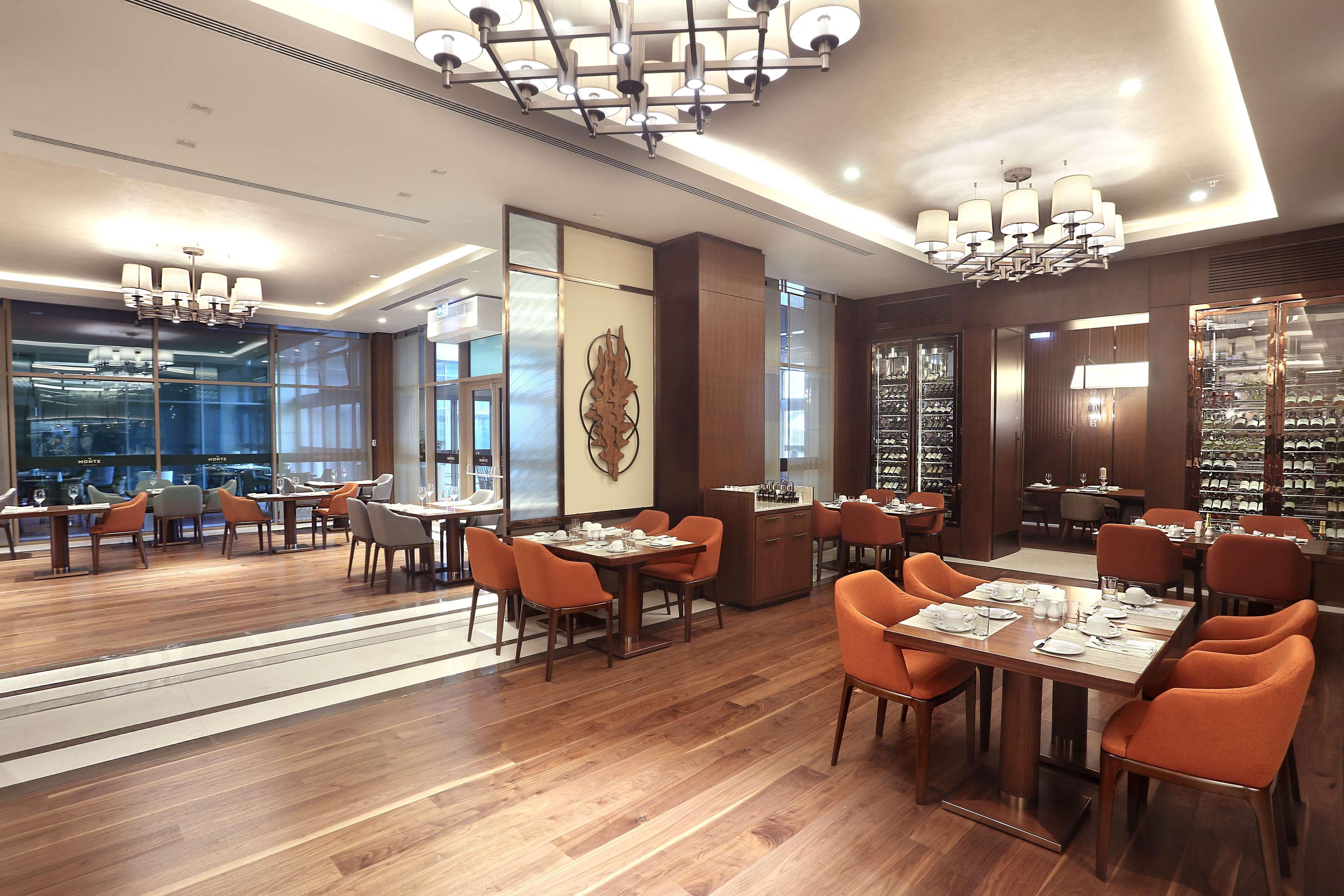 Doubletree By Hilton Skopje Hotel Ngoại thất bức ảnh The interior of the restaurant