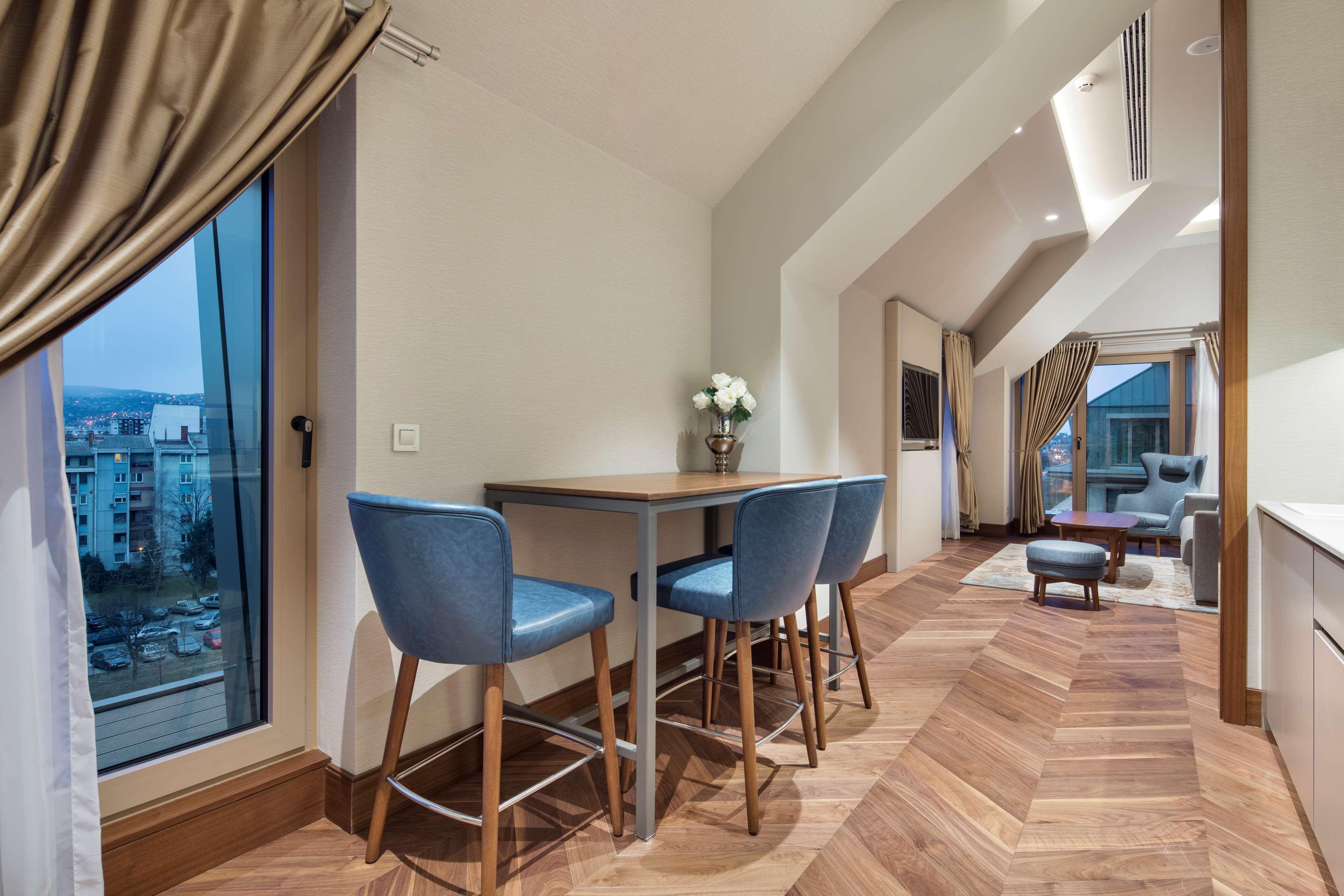 Doubletree By Hilton Skopje Hotel Ngoại thất bức ảnh A suite at the hotel