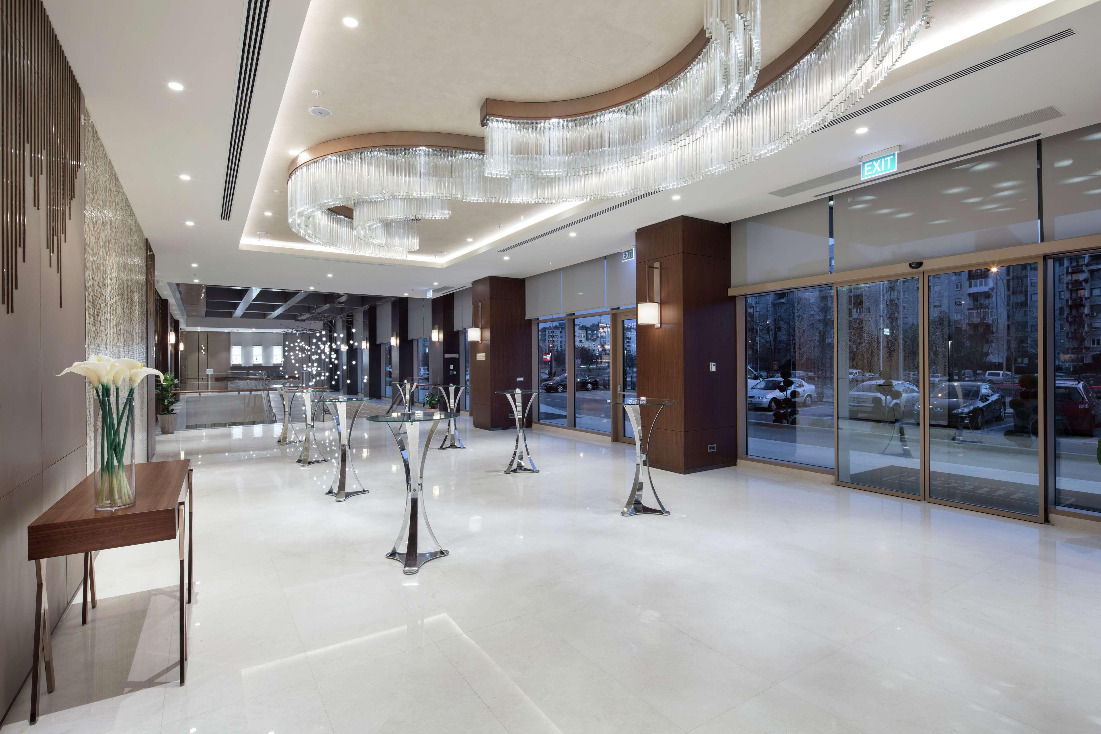 Doubletree By Hilton Skopje Hotel Ngoại thất bức ảnh Lobby