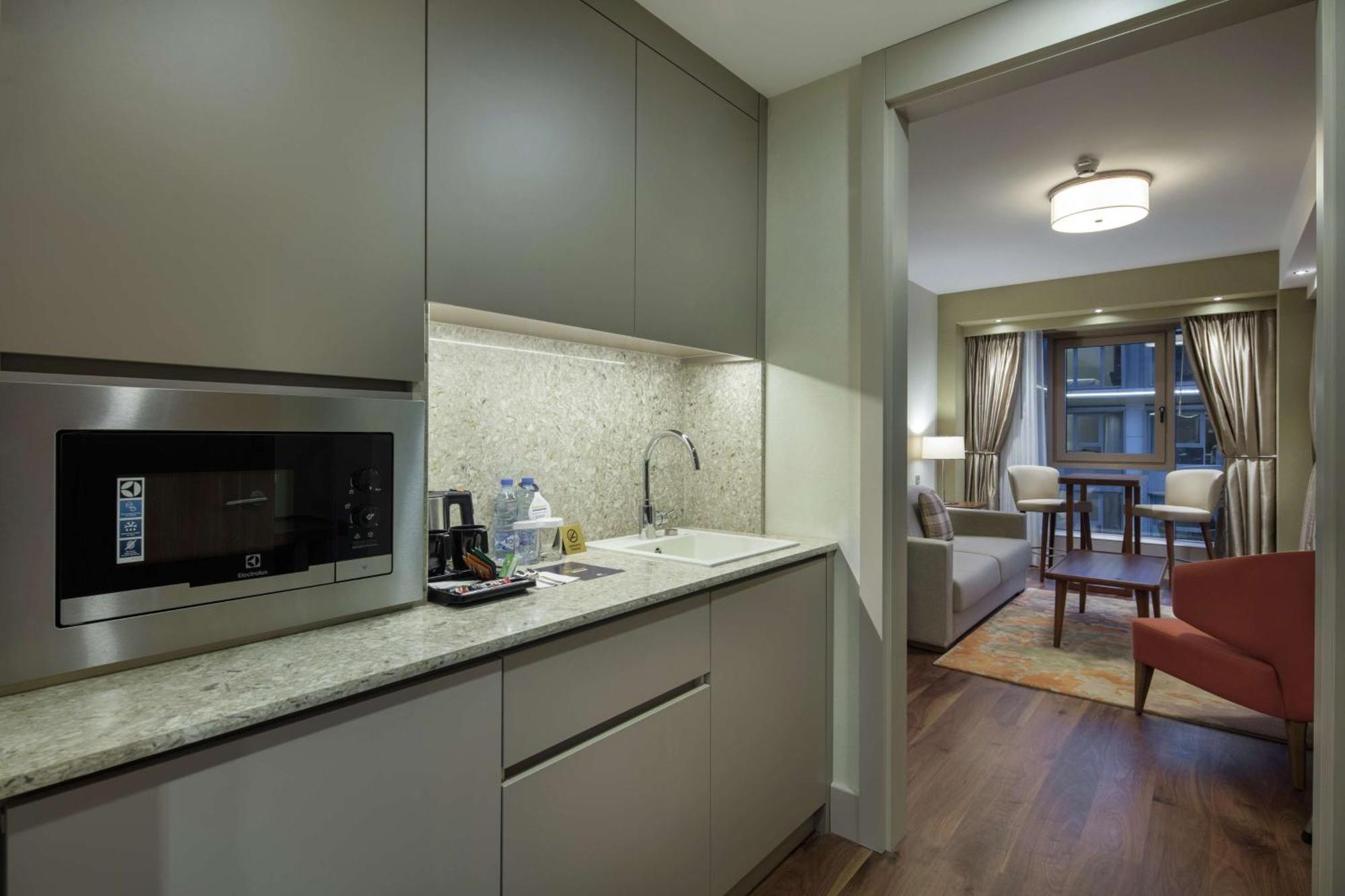 Doubletree By Hilton Skopje Hotel Ngoại thất bức ảnh Kitchenette
