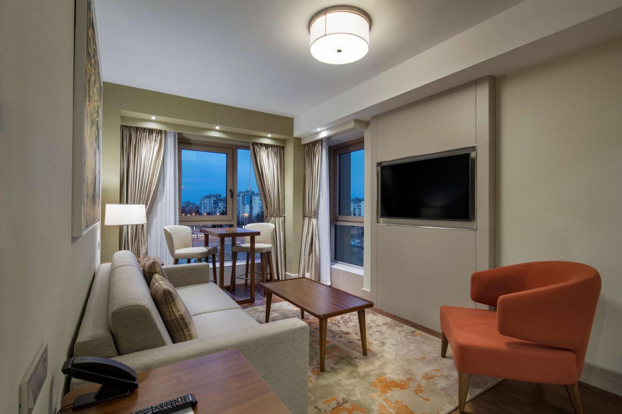 Doubletree By Hilton Skopje Hotel Ngoại thất bức ảnh Living room