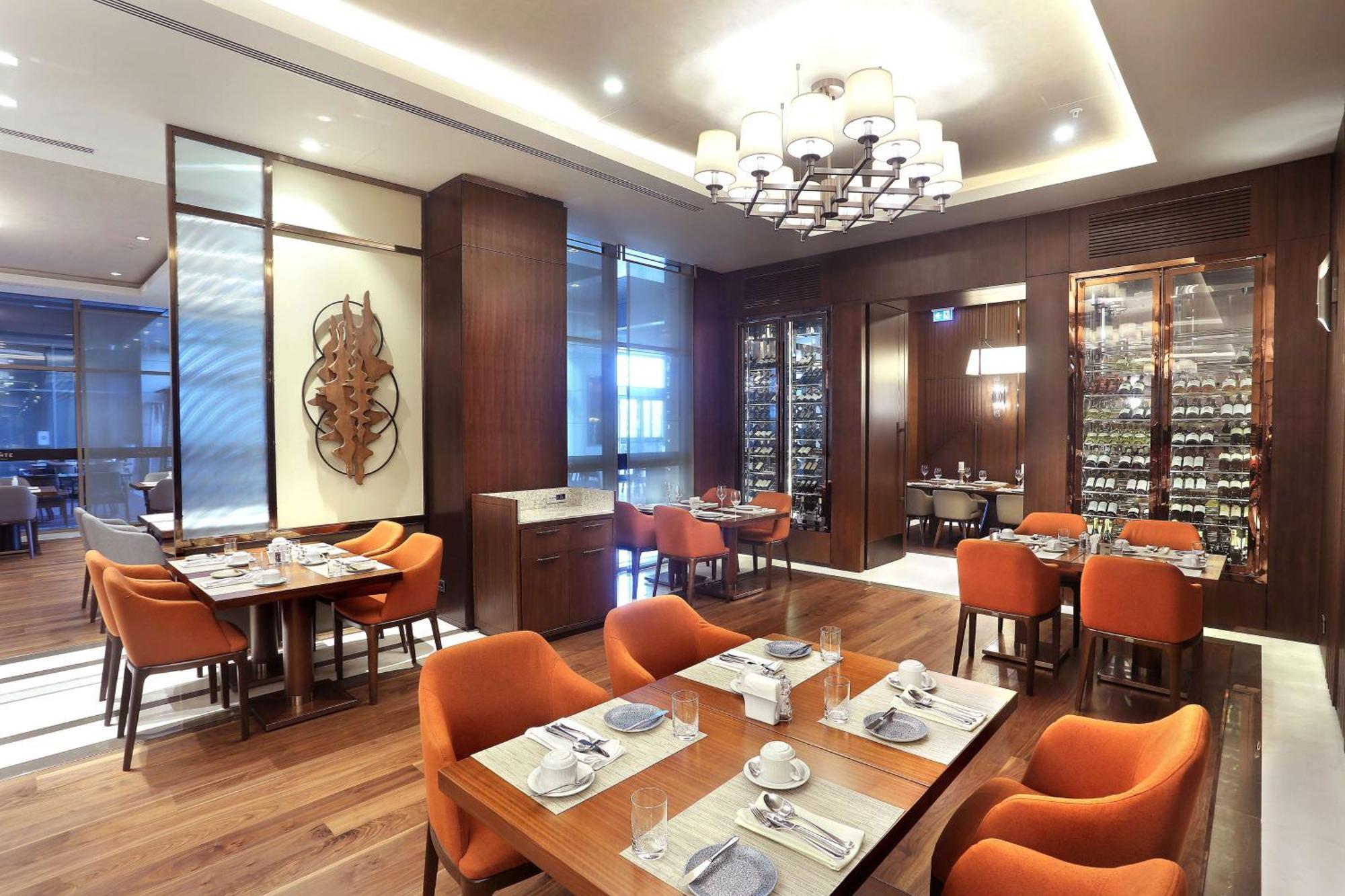 Doubletree By Hilton Skopje Hotel Ngoại thất bức ảnh The interior of the restaurant