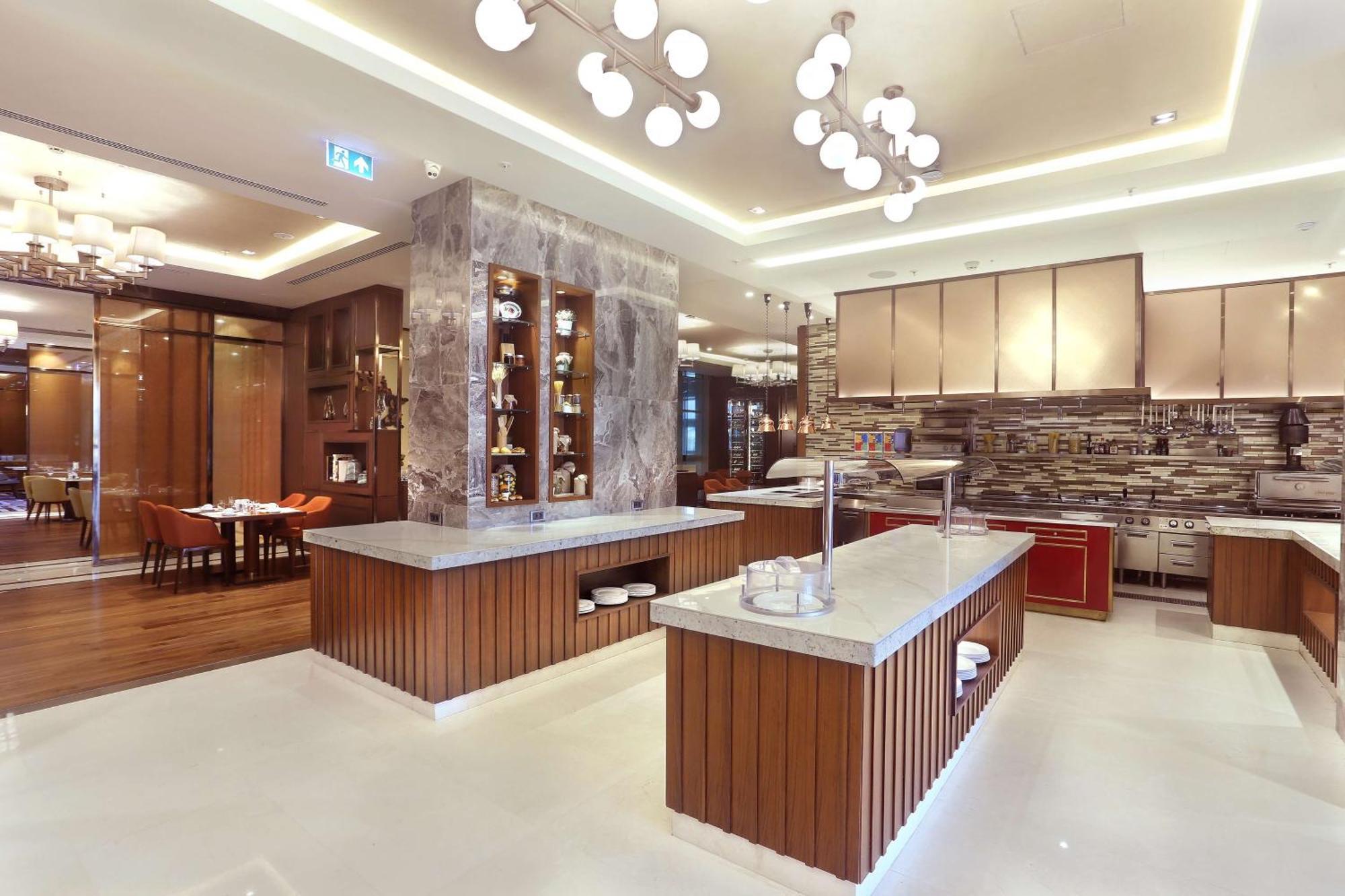 Doubletree By Hilton Skopje Hotel Ngoại thất bức ảnh The kitchen at the restaurant